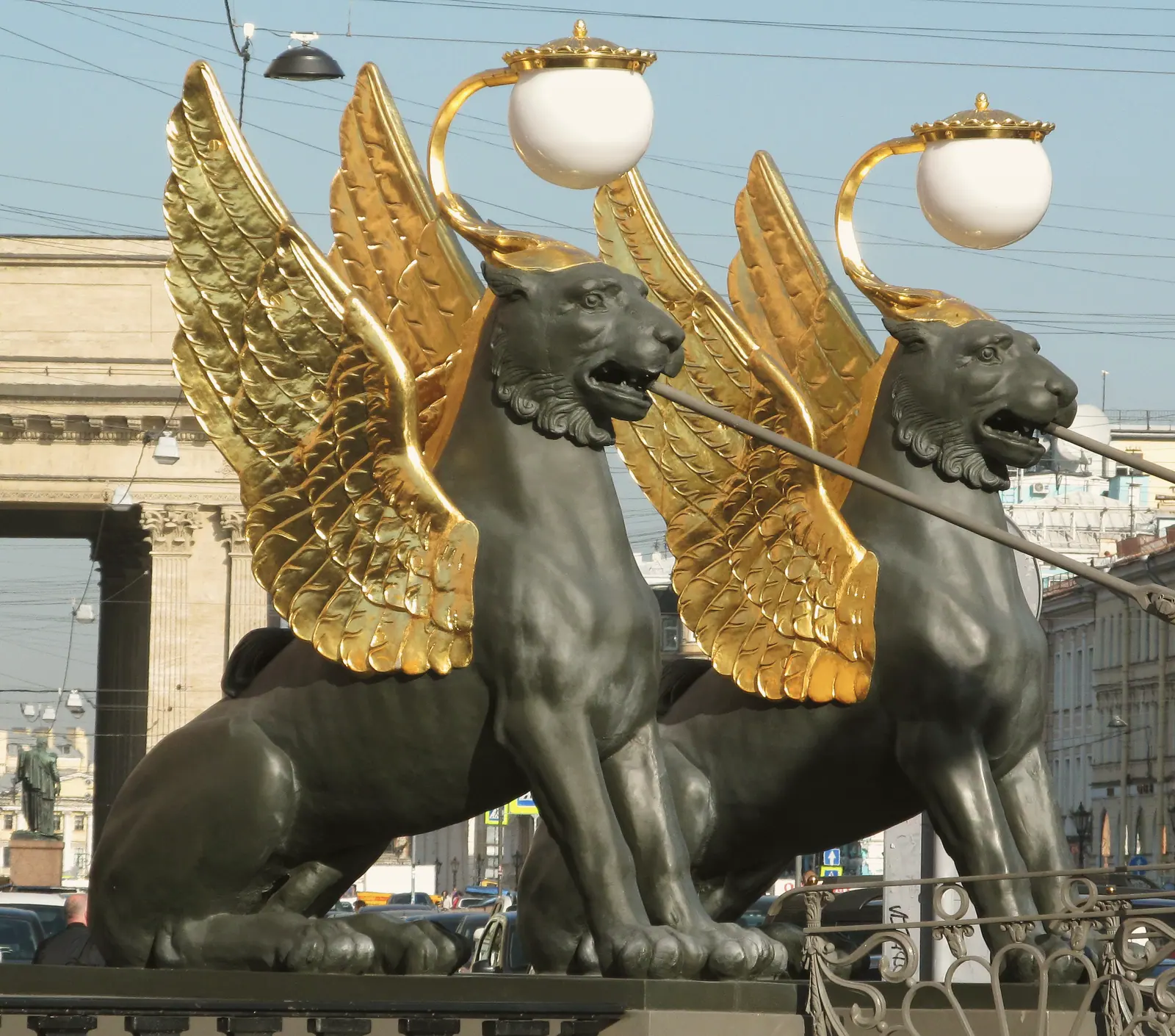 Грифон Банковского моста с золочёными крыльями